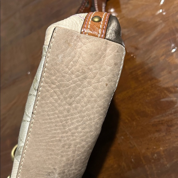 Coach Patchwork Hobo Gold and Cream
Fairly good condition clean inside - Picture 4 of 7